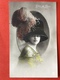 1910 - CHIC DE PARIS - DAME MET GROTE STRUISVOGEL PLUIMEN HOED - FEMME AVEC TRES GRAND CHAPEAU PLUMES D'AUTRUCHE - Mode