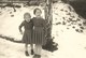 Photo Ancienne Deux Petites Filles Gamines Avec La Même Robe En Lainage Les Pieds Dans La Neige - Persone Anonimi