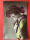 1921 - DAME MET ECHT GEBORDUURDE HOED - COLLAGE - FEMME, CHAPEAU AVEC DU VRAI BRODERIE - Mode