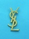 1 PIN'S //  ** LOGO // YVES SAINT LAURENT / GRAND COUTURIER DU XX ᵉᵐᵉ Siècle ** - Perfume