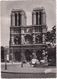 Paris: 2x  OLDTIMER  AUTOCAR/AUTOBUS, CAMIONETTE, VOITURES  - Notre-Dame De Paris - (1957) - Toerisme