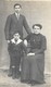 CPA Carte Photo Portrait De Famille Avec Petit Garçon En Habit De Marin Et Calot à Pompon Sur La Tête - A Identifier