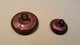 Lot De 2 BOUTONS Anciens - Diamètre Environ 23 Et 15 Mm - Vêtement Armée Militaire Guerre Soldat /7 - Boutons