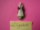 Feve Ancienne Allemande En Porcelaine - SILESIE - Serie COSTUMES FOLKLORIQUES Rare ( Feves Figurine Miniature ) - Anciennes