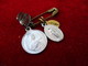 4 Petites Médailles Accrochées à Un épingle De Nourrice Dont Un Petite Couronne/ /Vers 1920-1950     CAN766 - Godsdienst & Esoterisme