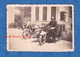 Photo Ancienne Snapshot - Portrait De Pompier ? Policier ? Militaire ? Sur Moto Side Car - TOP RARE - Insigne Sur Casque - Guerra, Militari