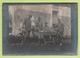 Photographie - Carte-Photo - 3 Militaires Assis à Une Table, 3 Autres Debouts Dont Un Tient Un Vélo - 1914-18