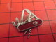 412a Pin's Pins / Beau Et Rare / THEME : AUTRES / COUTEAU SUISSE MULTILAMES GENRE VICTORINOX - Autres & Non Classés