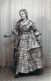 Carte Postale Photo Jeune Femme En Robe élégante à Motif Des Indes Galantes Et Du Journal NICE Matin - Moda