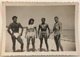 Une Femme Accompagnée De Trois Hommes Musclés à La Plage. Musculature. Maillot De Bain. Snapshot. - Personnes Anonymes