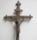 PL. 455. Ancien Crucifix En Laiton Sur Pied - Religion & Esotericism