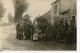 1281. CPA PHOTO A LOCALISER. GROUPE DE MILITAIRES ET ENFANTS A L'ENTREE D'UN VILLAGE - Guerra 1914-18