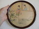 Peinture Sur Soie Chine Souvenir HongKong Vintage Diamètre 23 Cm.! - Obj. 'Souvenir De'