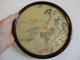 Peinture Sur Soie Chine Souvenir HongKong Vintage Diamètre 24 Cm.! - Obj. 'Souvenir De'