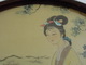 Delcampe - Peinture Sur Soie Chine Souvenir HongKong Vintage Diamètre 24 Cm.! - Obj. 'Souvenir De'