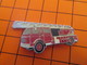 513f Pins Pin's / Rare & Belle Qualité  THEME POMPIERS / CAMION ROUGE GRANDE ECHELLE En Léger Relief - Pompiers