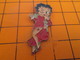 1518A Pins Pin's / Rare & TB état / THEME : PIN-UPS / BETTY BOOP EN ROBE ROUGE - Pin-Ups