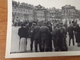 WW2 GUERRE 39 45 VERSAILLES CHATEAU SOLDATS ALLEMANDS DEVANT ENTREE MARCHAND DE CARTES POSTALES - Versailles