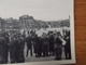 WW2 GUERRE 39 45 VERSAILLES CHATEAU SOLDATS ALLEMANDS DEVANT ENTREE MARCHAND DE CARTES POSTALES - Versailles