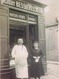 Cpa  Carte-photo , MAGASIN ALBERT BESSIERES JEUNE , ENCADREMENTS PAPIERS PEINTS Animée MARCHAND DEVANT SA VITRINE - Marchands