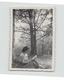 PHOTO D UNE FEMME LISANT PRES D UN ARBRE 9 X 6 CM - Personnes Anonymes