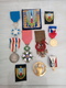 8096-2019    LOT DE 5 DECORATIONS  CIVILES OU MILITAIRES 3 INSIGNES TISSUS CHANTIERS DE JEUNESSE Et 2 INSIGNES METAL - Other & Unclassified