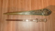 Lot De 2 Coupe-papier Ou Ouvre-lettres: Max Le Verrier En Bronze Et Lamalou-les-Bains En Bronze - Letter-opener