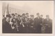 CARTE PHOTO : UNE FANFARE  AVEC TROMPETTES ET TAMBOUR - DEFILE D'ANCIENS COMBATTANTS - DRAPEAU FRANCAIS - 2 SCANS - - To Identify