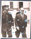Foto Photo Court De Tournai Messina Eugenio Et Carmelo Dans Le Court Avec Gendarme Rijkswachter 23.06.1956 - Altri & Non Classificati