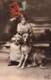 CPA - FANTAISIE - JEUNE FEMME Et CHIEN Qui Posent - Photographe ? - Hunde