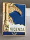 ITALIE - Insigne "2 VIZENZA" - 3,5 Cm X 2,6 Cm. - Otros & Sin Clasificación