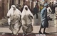 Monde Arabe Scenes Et Types La Promenade Muslim Woman Femmes Voilees - Non Classés