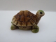 FEVE - FEVES -  "TORTUES" - UNE JOLIE PETITE TORTUE -     H : 1,5 Cm - L : 2,6 Cm - Animals