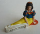 FIGURINE WALT DISNEY BLANCHE NEIGE ASSISE 70's - Autres & Non Classés