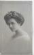 AK 0282  Fesche Dame Mit Blumen Im Haar - Porträt Um 1910 - Frauen