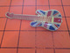 512f PIN'S PINS / Rare Et De Belle Qualité ! / Thème : MUSIQUE / GUITARE ELECTRIQUE AUX COULEURS DE L'UNION JACK - Musique