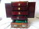 Delcampe - ANCIEN COFFRET A BIJOUX CHINOIS. ASSEMBLAGE EN QUEUE D'ARONDE. NACRE. POIDS 2,670 Kgs. H. 27 Cms - Boîtes/Coffrets