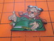 717  PIN'S PINS / Rare Et De Belle Qualité ! / Thème : BD BANDE DESSINEE / ASTERIX ABRARACOURCIX LE CHEF - BD