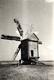 Photo Originale Lieu & Architecture - Un Moulin à Vent De Bois En 1942 & Soldats Profitant De Son Ombre (Voir Légende) - Lieux