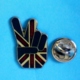 1 PIN'S //  ** ' V ' DE LA VICTOIRE / DRAPEAU ANGLAIS / BRITANNIQUE / ROYAUME-UNI ** - Autres & Non Classés