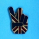 1 PIN'S //  ** ' V ' DE LA VICTOIRE / DRAPEAU ANGLAIS / BRITANNIQUE / ROYAUME-UNI ** - Autres & Non Classés