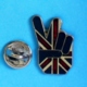 1 PIN'S //  ** ' V ' DE LA VICTOIRE / DRAPEAU ANGLAIS / BRITANNIQUE / ROYAUME-UNI ** - Autres & Non Classés