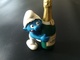 Delcampe - FIGURINE SCHTROUMPF QUI SOUHAITE UN "HAPPY SMURFDAY" PEYO MADE IN GERMANY OBJET DÉRIVÉ BANDE DESSINÉE - Figurines En Plastique