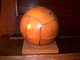 Amusante Tirelire Ancienne En Bois En Forme De Ballon De Football - Boxes