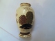 Delcampe - Small Satsuma Japan Vase With Decoration And Stamp In Gold - Kinkozan Tsukuru? Light Damage - Otros & Sin Clasificación