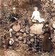 Tirage Photo Albuminé Original Groupe D'individus Entourant Une Fontaine En Forêt Vers 1900 - Pierre & Inscription - Personnes Anonymes