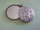 ART NOUVEAU BEL ETAT  DECOR FLEURS GUI 1900  ELEGANT MIROIR DE POCHE  DIAM 5 CM - Autres & Non Classés