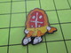 513i Pin's Pins / Rare Et  Belle Qualité !!! THEME : ALIMENTATION / PIZZA ASSISE SUR SES PETITES FESSES DE PIZZA - Food