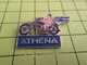 211c Pin's Pins / Rare Et  Belle Qualité !!! THEME : MOTOS / MOTARD EN SLIP SOUS VETEMENTS ATHENA - Motos