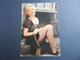 3b) MARILYN MONROE SEDUTA CARTOLINA OVER SIZE - Donne Celebri